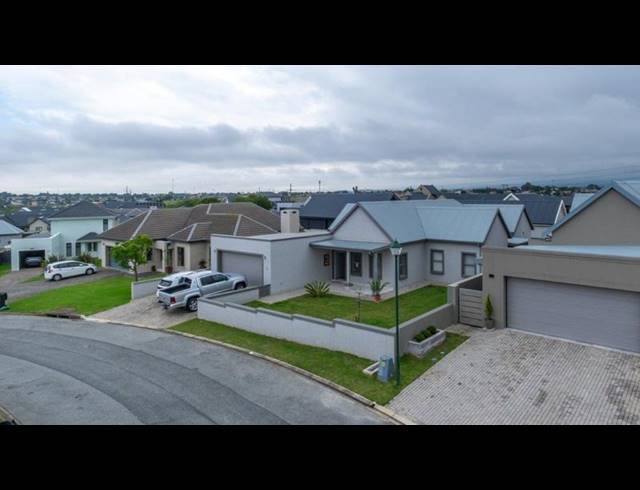 4 BEDROOM HOUSE FOR SALE IN BLUE MOUNTAIN VILLAGE